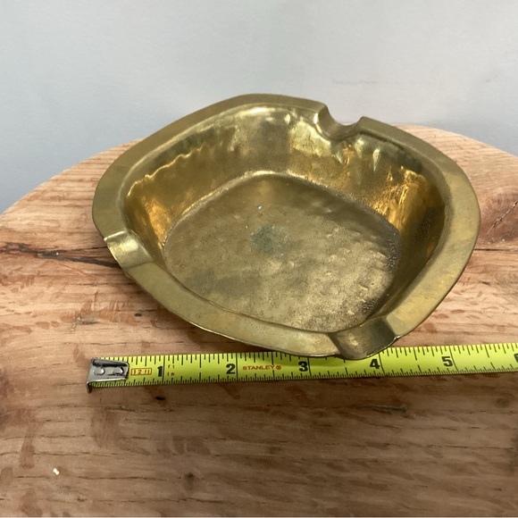Vintage Solid Brass Ashtray - Unique Design - Beautiful Crafted of Solid Brass - Picture 8 of 11